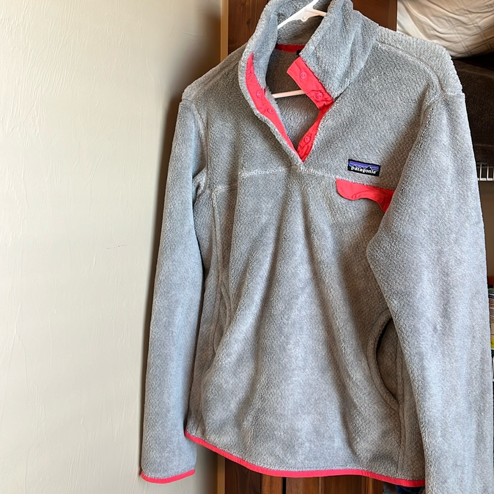 Women’s Patagonia half zip fleece.